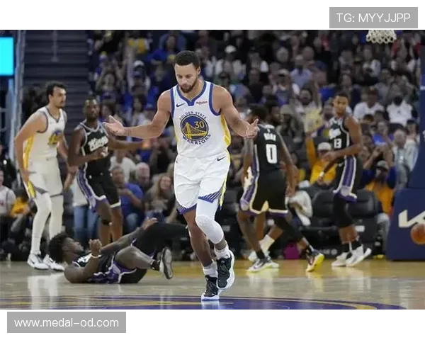 库明加从单打转无球跑动为库里拉开空间显著提升效率