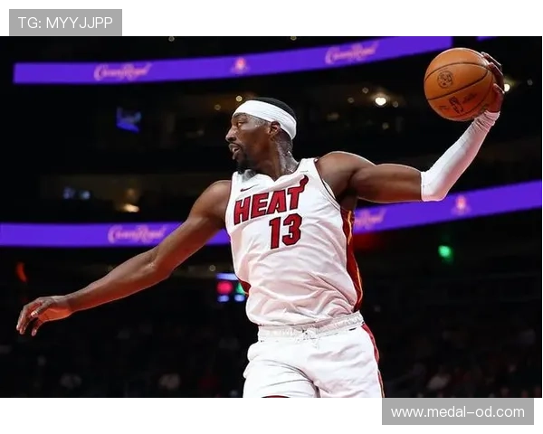 希罗比上季更擅长无球，为阿德巴约拉开空间